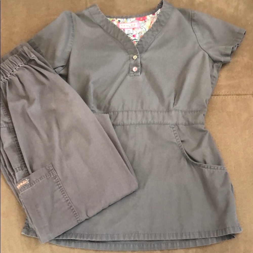 Gray Koi Scrub Set